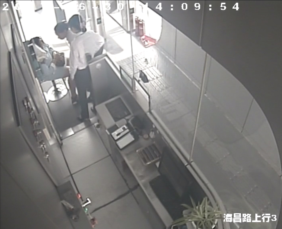 女乘客肠炎发作难受 站务员范娟、葛彦含伸手相助传递正能量